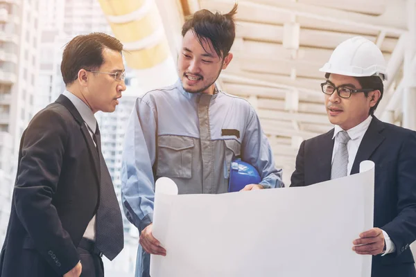 Ingenieur en zakelijke man bespreken over de blauwdruk — Stockfoto