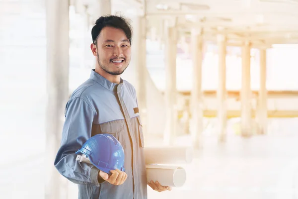 Porträtt av glad asiatiska ingenjör — Stockfoto
