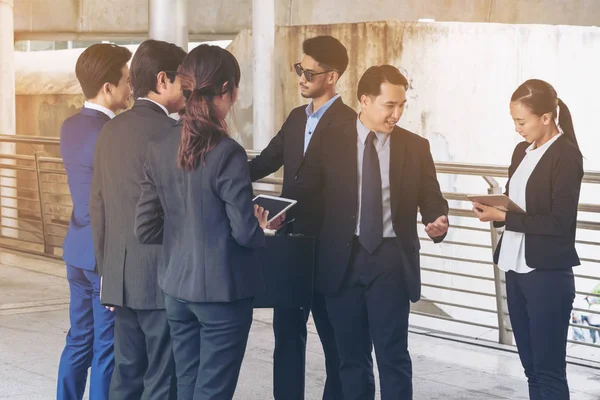 Aktion der Geschäftsleute, die Vereinbarung treffen — Stockfoto