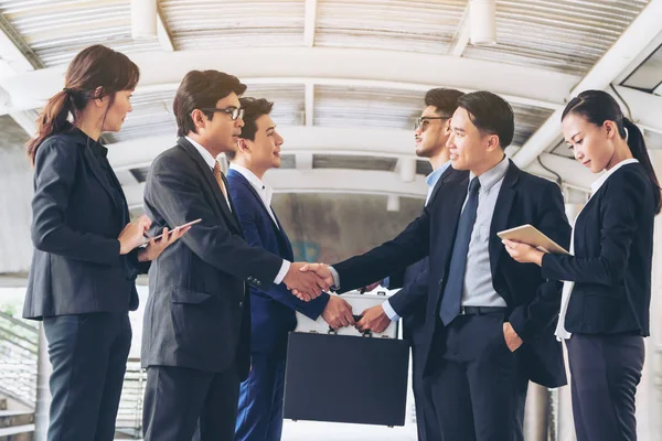 Actie van mensen uit het bedrijfsleven vergadering van de overeenkomst — Stockfoto