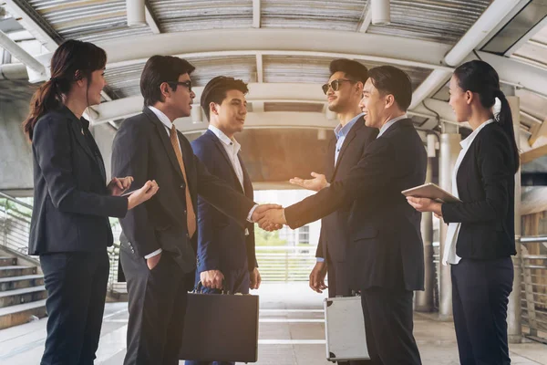 Aktion der Geschäftsleute, die Vereinbarung treffen — Stockfoto