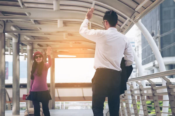 空港の通路で会うカップル様に — ストック写真