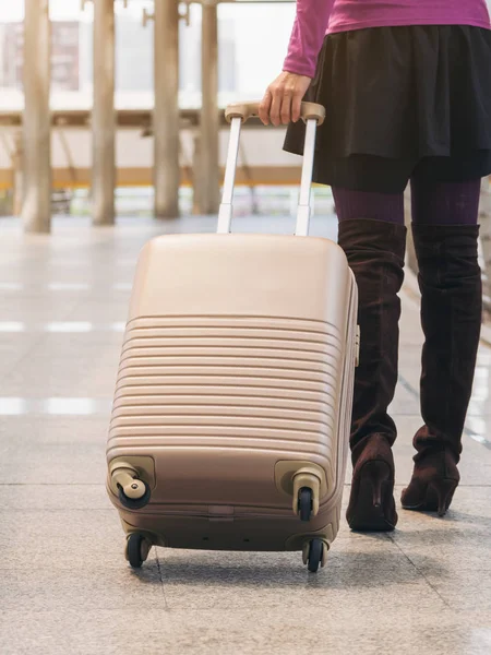 空港の通路で女性旅行者。旅行の概念. — ストック写真