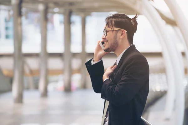 Zakenman spreken op de telefoon — Stockfoto