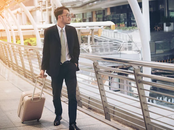 Empresário com saco de viagem está em viagem de negócios — Fotografia de Stock