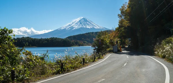 MT Fuji Japánban és a Kawaguchiko-tó partjától út — Stock Fotó