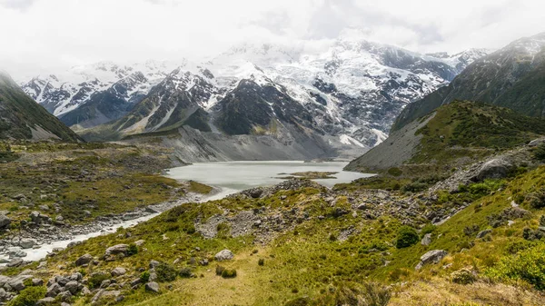 Bergen, sjöarna och äng landskap — Stockfoto