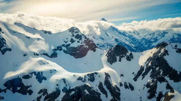 Kış manzarası kar dağ aralığının
