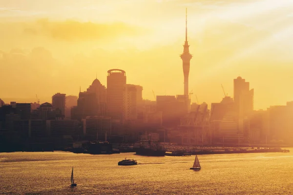 Pôr do sol dourado na cidade de Auckland, Nova Zelândia . — Fotografia de Stock