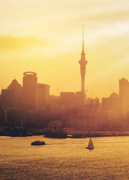 Atardecer de oro en la ciudad de Auckland, Nueva Zelanda . — Foto de Stock