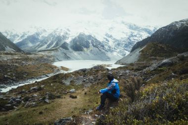 Dağ vahşi manzara seyahat uzun yürüyüşe çıkan kimse.