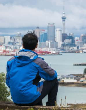 Genç adam Auckland şehir manzarası arıyorsunuz