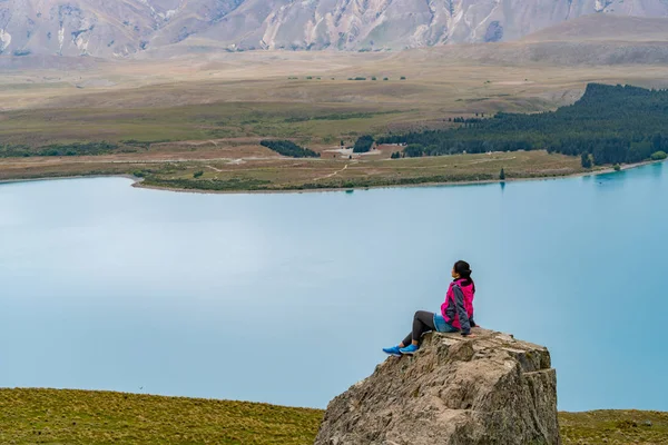 Mulher viajante no Lago Tekapo, Nova Zelândia — Fotografia de Stock