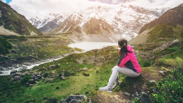 Randonneur de montagne voyageant dans un paysage sauvage . — Photo