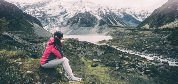 Dağ vahşi manzara seyahat uzun yürüyüşe çıkan kimse.