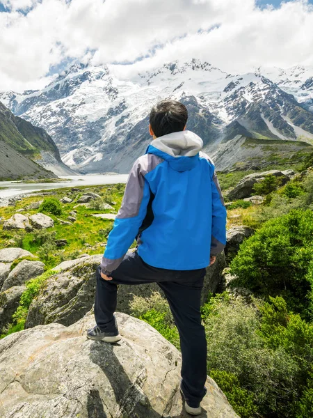 Homme voyageant dans les chaînes de montagnes paysage — Photo