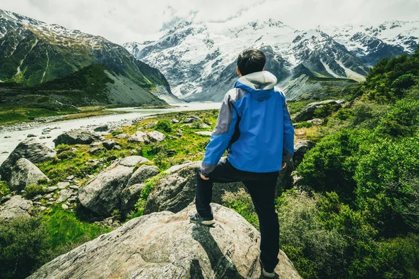 Homme voyageant dans les chaînes de montagnes paysage — Photo