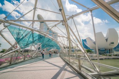 Turist helix Köprüsü'nde Marina Bay, Singapur