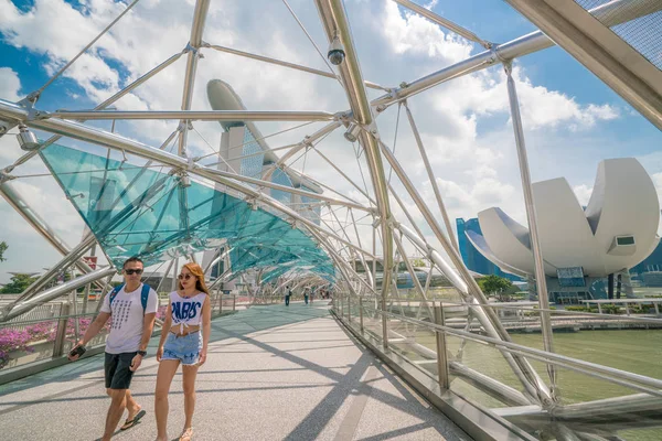 Azjatki pary na helix bridge w Marina Bay, Singapur — Zdjęcie stockowe