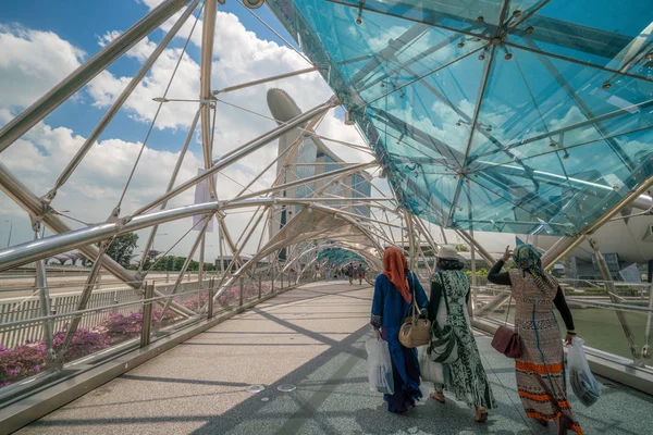 Musliminaiset helix-sillalla Marina Bayssa, Singaporessa — kuvapankkivalokuva