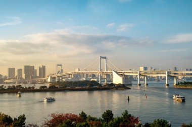 Tokyo Kulesi ve Gökkuşağı Köprüsü Japonya'da