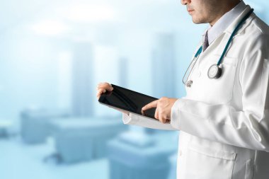 Erkek doktor tablet bilgisayar kullanarak.