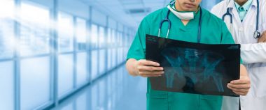 Cerrah ve Doktor Röntgen filmine bakarken.