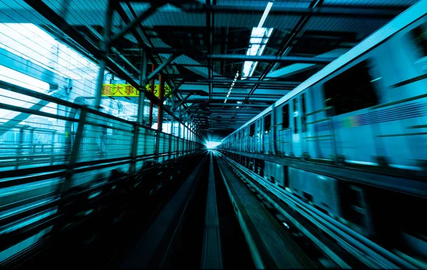Tren hareket bulanıklığı ile şehir içi raylı sistem devam — Stok fotoğraf