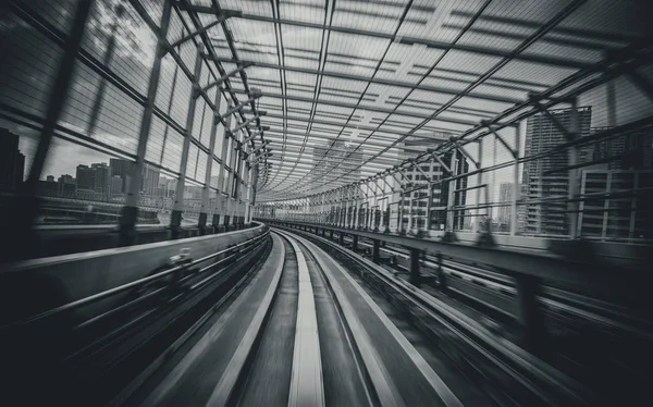 Treno in movimento su rotaia urbana con movimento sfocato — Foto Stock