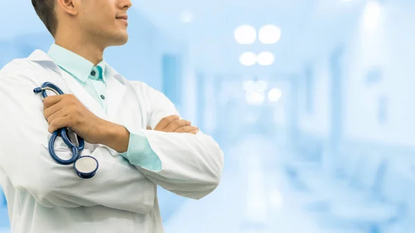 남자 의사는 병원에서 청진 기를 들고 — 스톡 사진
