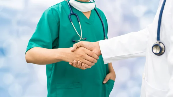 Medici che si stringono la mano. Personale medico lavoro di squadra . — Foto Stock