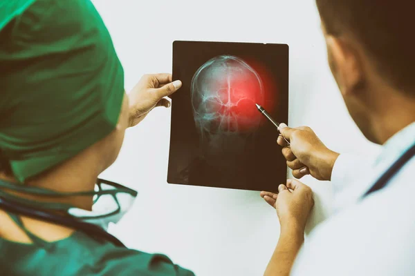 Médicos mirando la radiografía de la cabeza del paciente — Foto de Stock