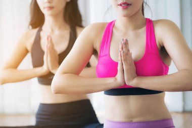 Pratik Yoga kadın fitness beden eğitimi dersinde poz