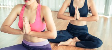 Pratik Yoga kadın fitness beden eğitimi dersinde poz