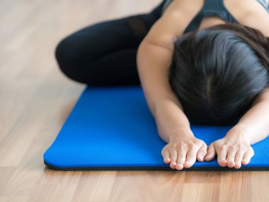 Kadın pratik yoga teşkil spor salonunda
