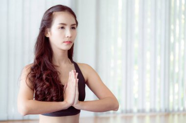 Kadın pratik yoga teşkil spor salonunda