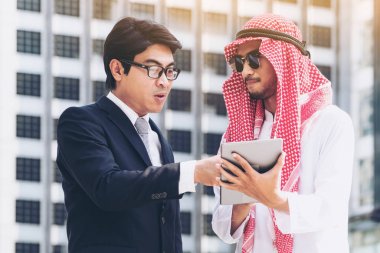 Arap adam ve iş tartışma dostum