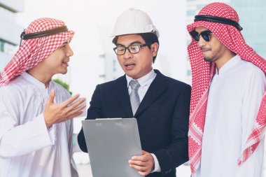 Çok etnik işadamları inşaatı iş üzerinde tartışıyor