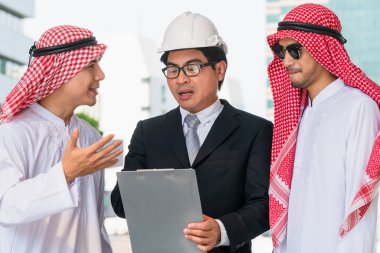 Çok etnik işadamları inşaatı iş üzerinde tartışıyor