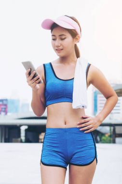 Spor kadın runner Smartphone kullanarak