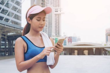 Spor kadın runner Smartphone kullanarak