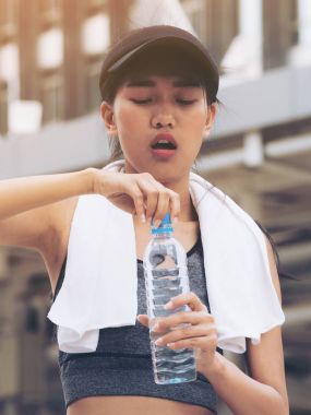Su şişesi içme ile spor kadın
