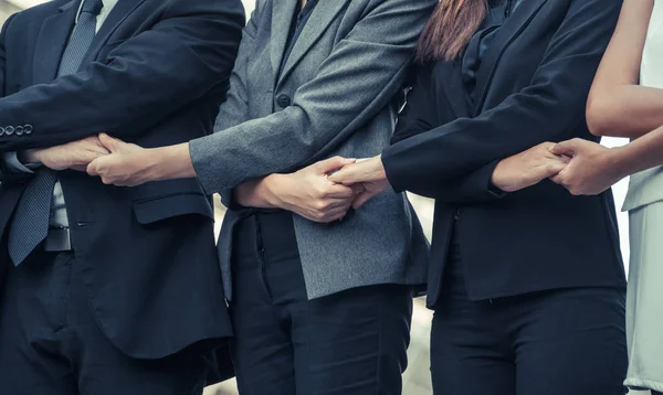 Geschäftsleute halten Händchen und zeigen Teamwork. — Stockfoto