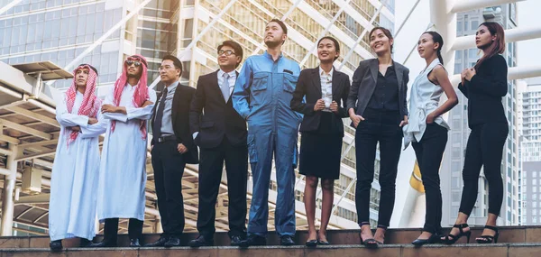 Grupo de empresarios multiculturales en fila —  Fotos de Stock