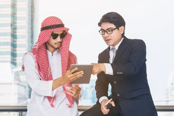 阿拉伯男人和业务人讨论 — 图库照片