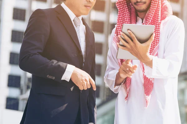 Homme arabe et homme d'affaires discussion — Photo