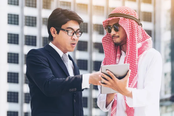 Arap adam ve iş tartışma dostum