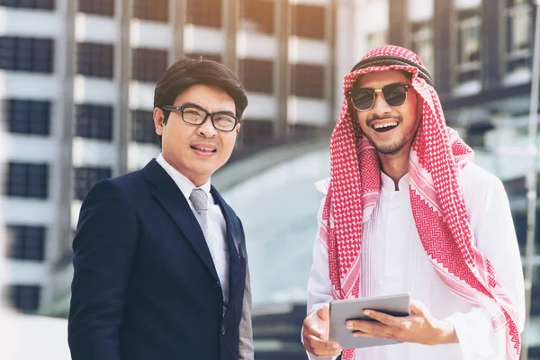 Arap adam ve iş tartışma dostum