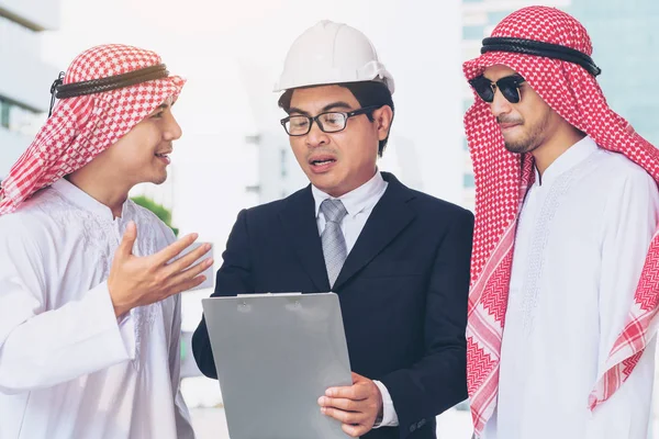 Çok etnik işadamları inşaatı iş üzerinde tartışıyor