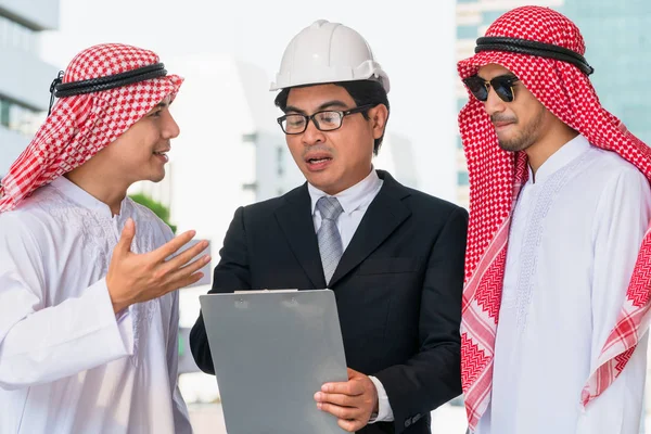 Çok etnik işadamları inşaatı iş üzerinde tartışıyor